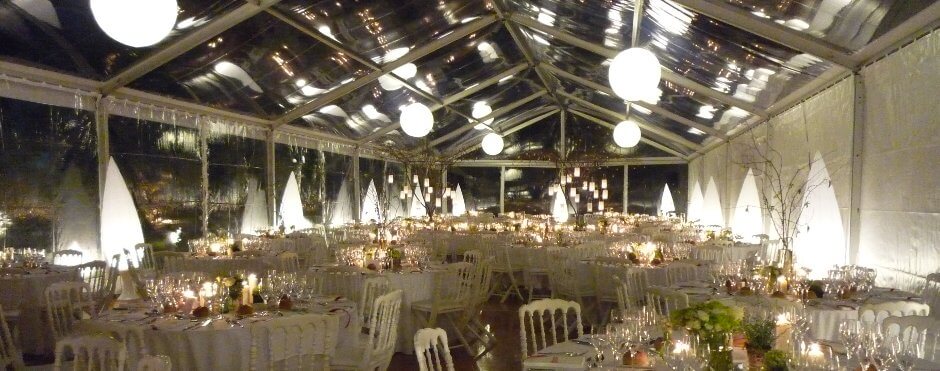 Intérieur d'un barnum devant l’Orangerie de Rochemontès